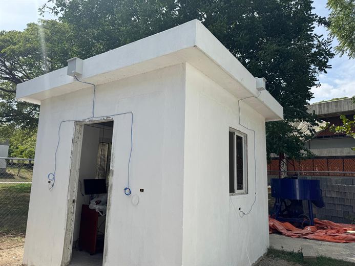 Caja exterior y cableado en fachada del m&oacute;dulo CSTI