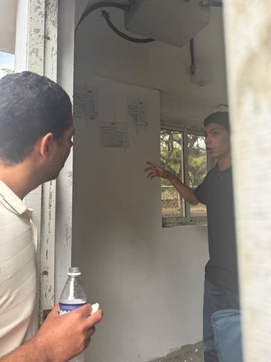 Fachada de m&oacute;dulo CSTI con cableado visible